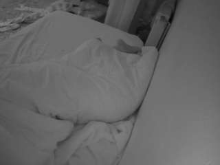 voyeurcam-julmodels-whitebed-4