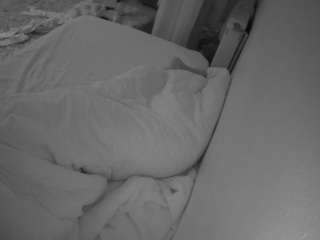 voyeurcam-julmodels-whitebed-4 camsoda