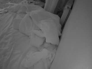 voyeurcam-julmodels-whitebed-4