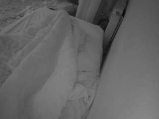 voyeurcam-julmodels-whitebed-4