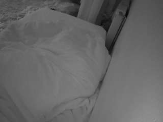 voyeurcam-julmodels-whitebed-4