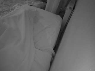 voyeurcam-julmodels-whitebed-4 webcam