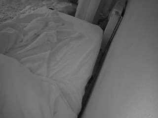 voyeurcam-julmodels-whitebed-4