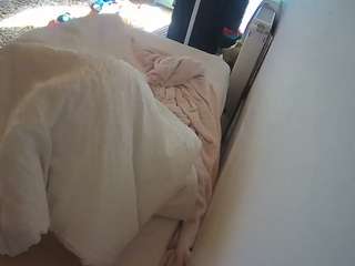 voyeurcam-julmodels-whitebed-4 webcam