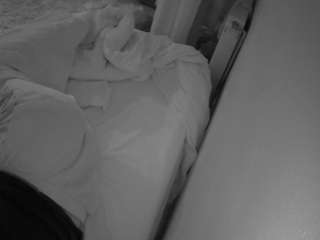 voyeurcam-julmodels-whitebed-4