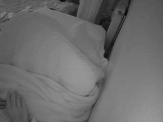 voyeurcam-julmodels-whitebed-4