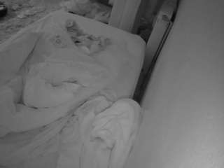 voyeurcam-julmodels-whitebed-4