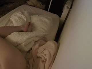 voyeurcam-julmodels-whitebed-4