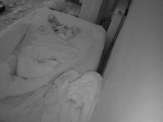 voyeurcam-julmodels-whitebed-4