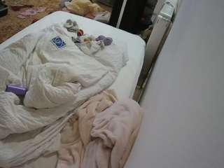 voyeurcam-julmodels-whitebed-4