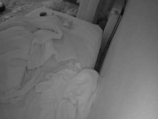 voyeurcam-julmodels-whitebed-4