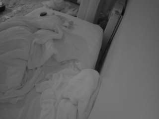 voyeurcam-julmodels-whitebed-4