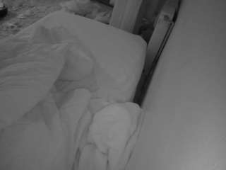voyeurcam-julmodels-whitebed-4