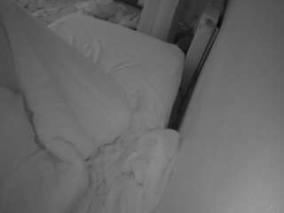 voyeurcam-julmodels-whitebed-4