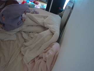 voyeurcam-julmodels-whitebed-4