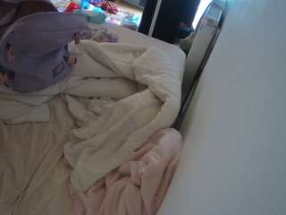 voyeurcam-julmodels-whitebed-4