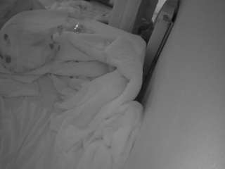 voyeurcam-julmodels-whitebed-4 webcam