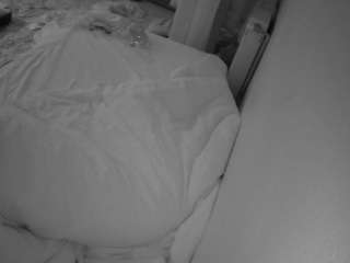 voyeurcam-julmodels-whitebed-4 webcam
