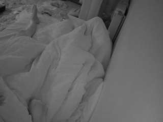 voyeurcam-julmodels-whitebed-4