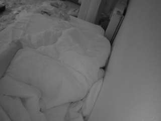 voyeurcam-julmodels-whitebed-4