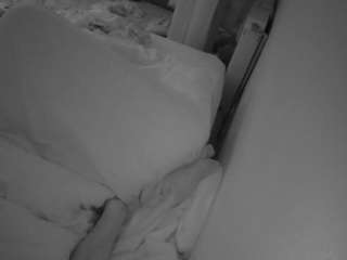 voyeurcam-julmodels-whitebed-4