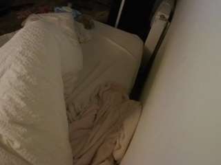 voyeurcam-julmodels-whitebed-4