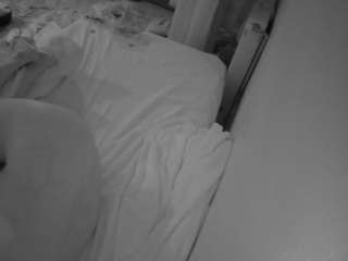 voyeurcam-julmodels-whitebed-4 webcam