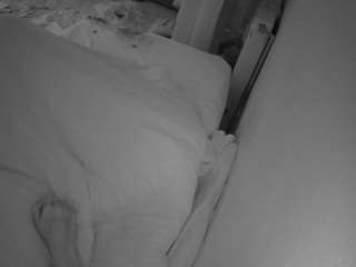 voyeurcam-julmodels-whitebed-4 webcam