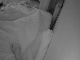 voyeurcam-julmodels-whitebed-4