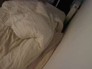 voyeurcam-julmodels-whitebed-4