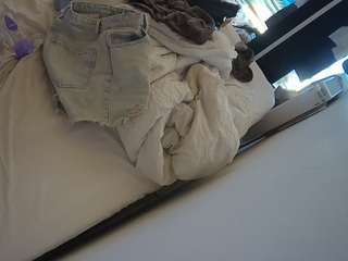 voyeurcam-julmodels-whitebed-4