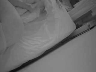 voyeurcam-julmodels-whitebed-4