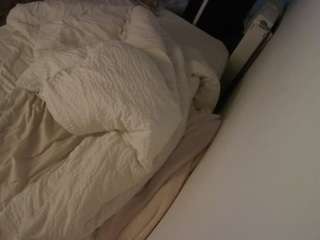 voyeurcam-julmodels-whitebed-4