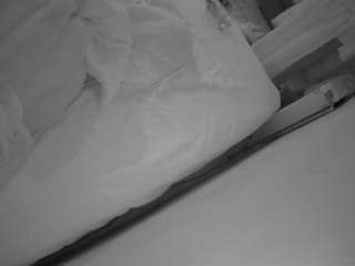 voyeurcam-julmodels-whitebed-4
