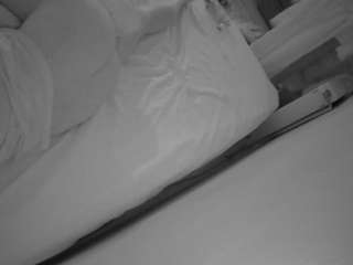 voyeurcam-julmodels-whitebed-4