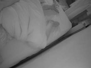voyeurcam-julmodels-whitebed-4