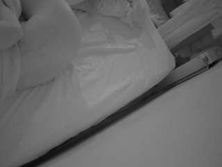 voyeurcam-julmodels-whitebed-4 webcam