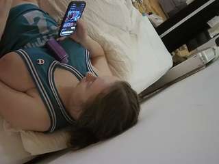 voyeurcam-julmodels-whitebed-4 webcam