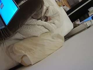 voyeurcam-julmodels-whitebed-4 webcam