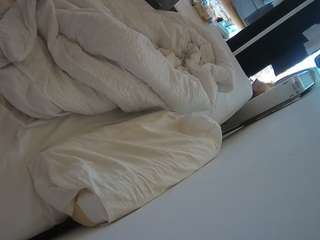 voyeurcam-julmodels-whitebed-4 webcam