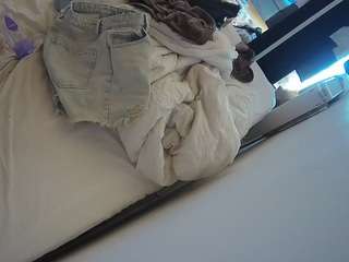 voyeurcam-julmodels-whitebed-4