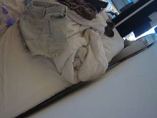 voyeurcam-julmodels-whitebed-4