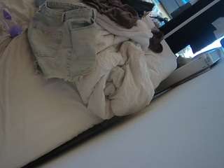 voyeurcam-julmodels-whitebed-4