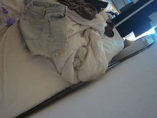 voyeurcam-julmodels-whitebed-4 webcam