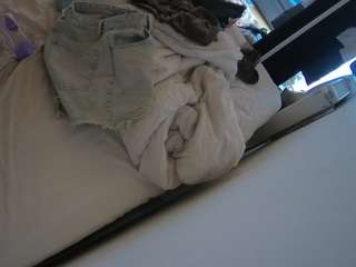 voyeurcam-julmodels-whitebed-4