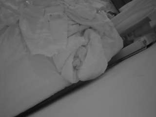 voyeurcam-julmodels-whitebed-4