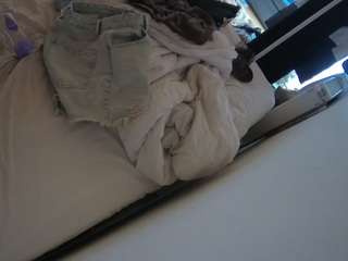 voyeurcam-julmodels-whitebed-4