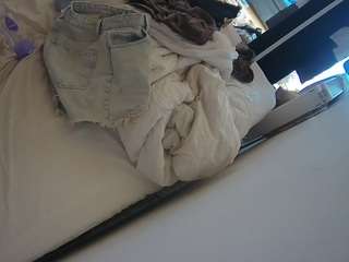 voyeurcam-julmodels-whitebed-4