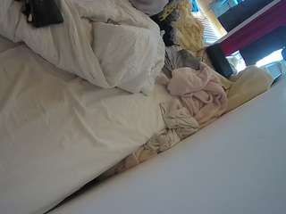 voyeurcam-julmodels-whitebed-4