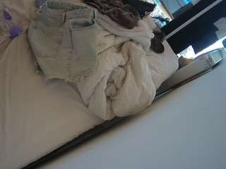 voyeurcam-julmodels-whitebed-4